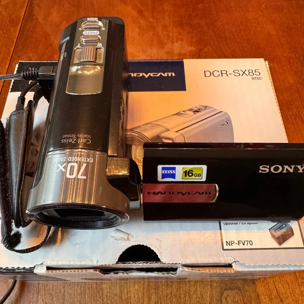Sony Camcorder TESTED Black DCR-SX85 Handycam 70x Zoom 16GB Carl Zeiss Lens